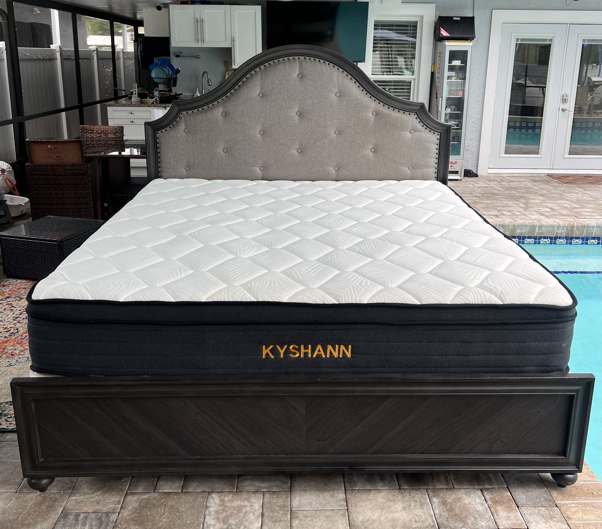 Beautiful California King size bed, mattress and boxspring included. Like new. Wood and fabric. I can deliver for an additional cost. 
