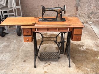 Antique Singer Treadle Sewing Machine – Original Oak Cabinet