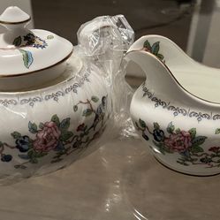 Brand New Sugar And Creamer - English Bone China - Pembroke Pattern 