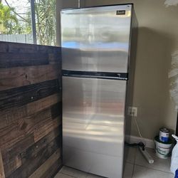 Apartment Size Refrigerator 