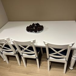 White table and 4 Chairs