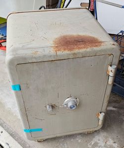Old Vintage Rusty Broken Floor Safe *FREE* READ INFO *