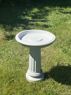 Plastic outdoor bird bath