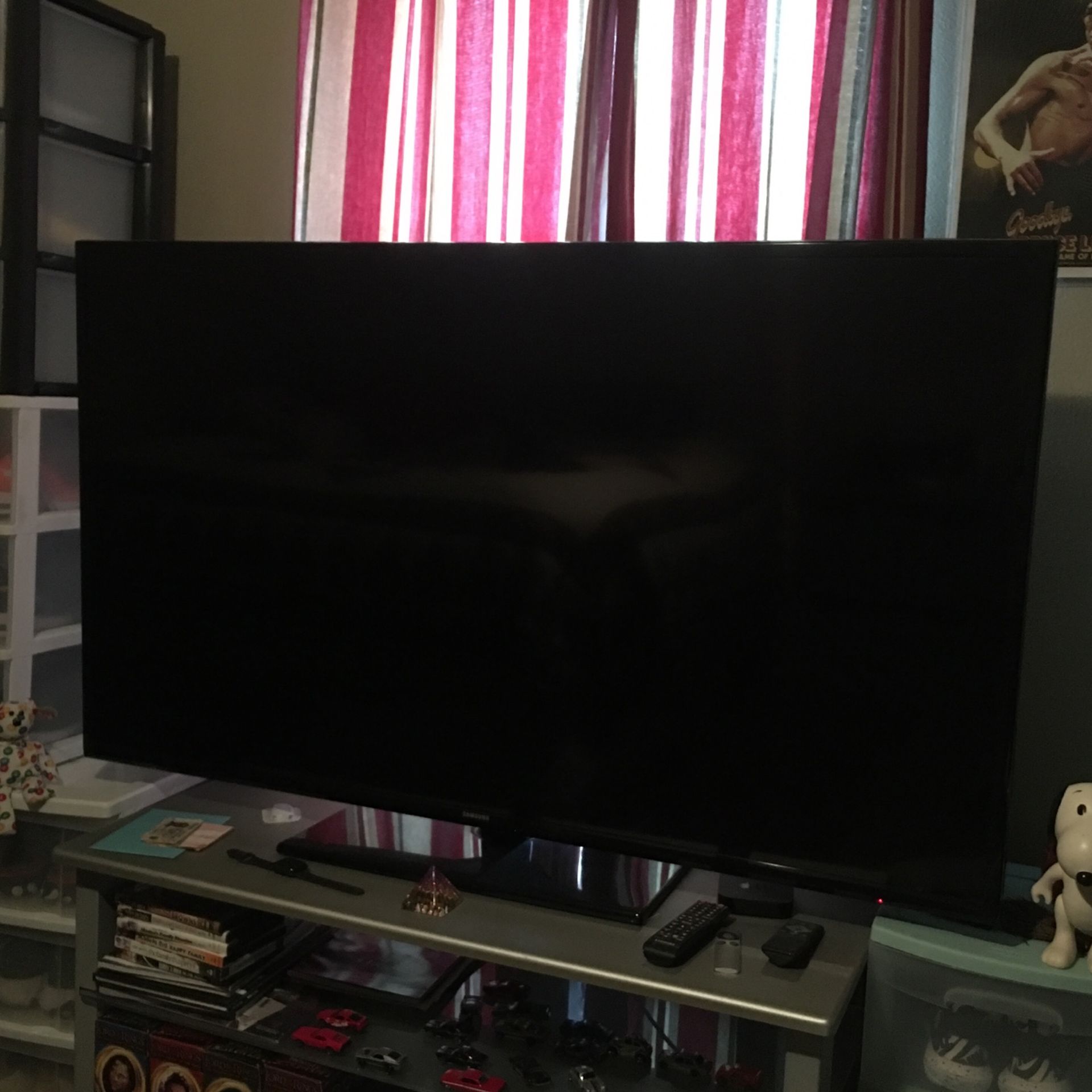 Samsung 60 In Smart Tv ( Works Perfect It’s Hardly Used