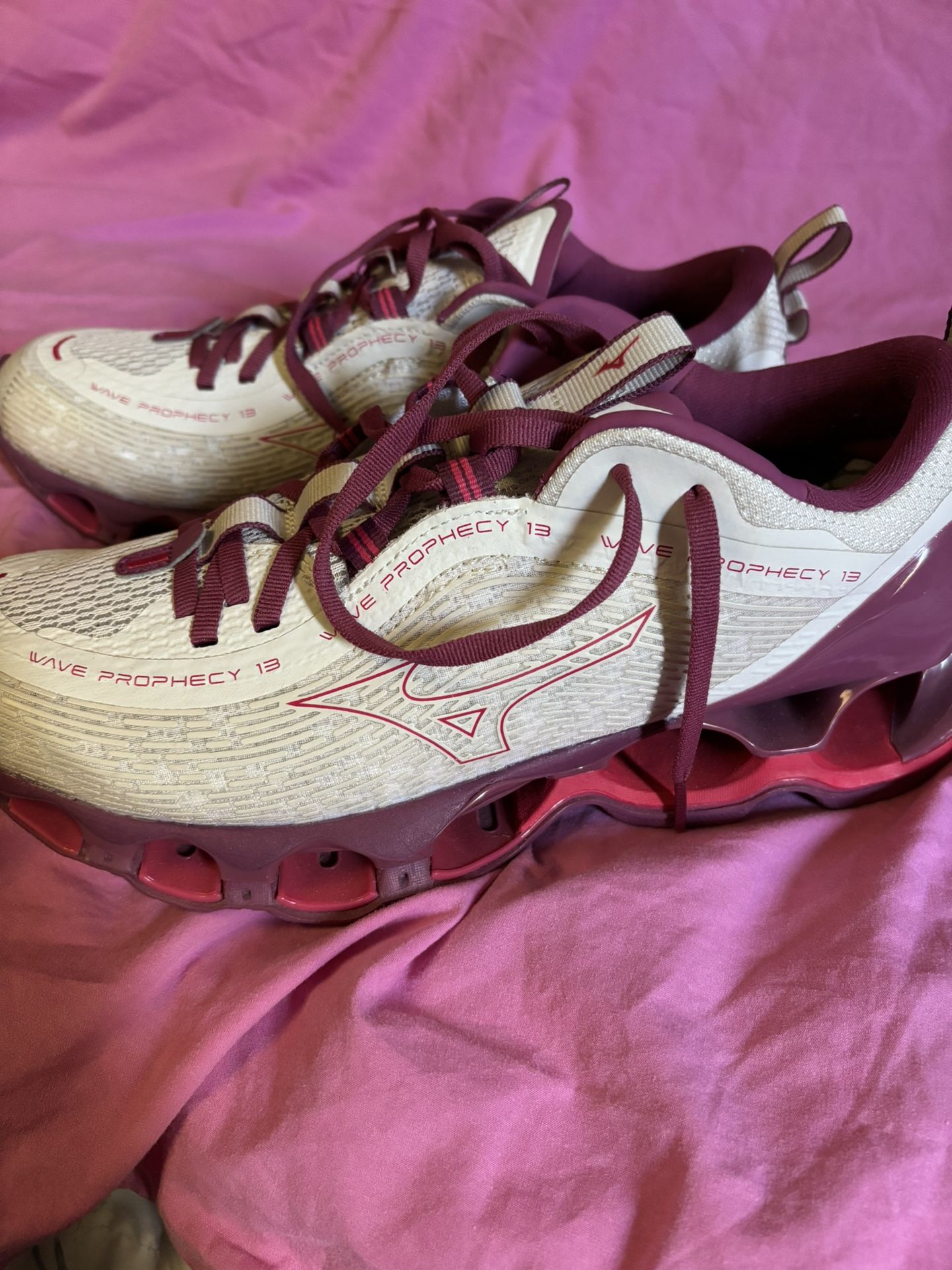 Like New Womens Size 9.5 Mizuna Wave Prophecy 13