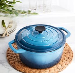 Brand New Dutch Oven 💙 Our Table 1.9L Dutch Oven Brand new and still in the box! Never used.