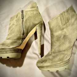 Womens Gray Suede Ankle Bootlets 38 (7m)