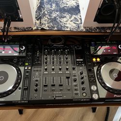 Pioneer CDJ 2000 Nexus Pair( MIXER NOT INCLUDED)