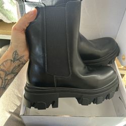 Cute Black Platform Boots!