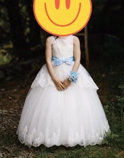 Gorgeous white lace flower girl dress size 9 blue ribbon