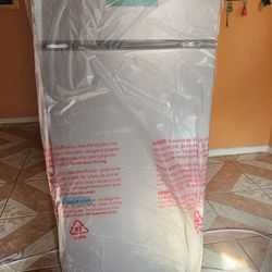 New Stainless Steel 7.2 Cubic Ft Refrigerator 