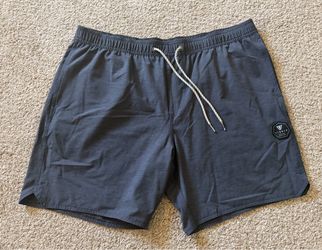 LOT of 4 Men’s XXL Shorts REEF and VISSLA