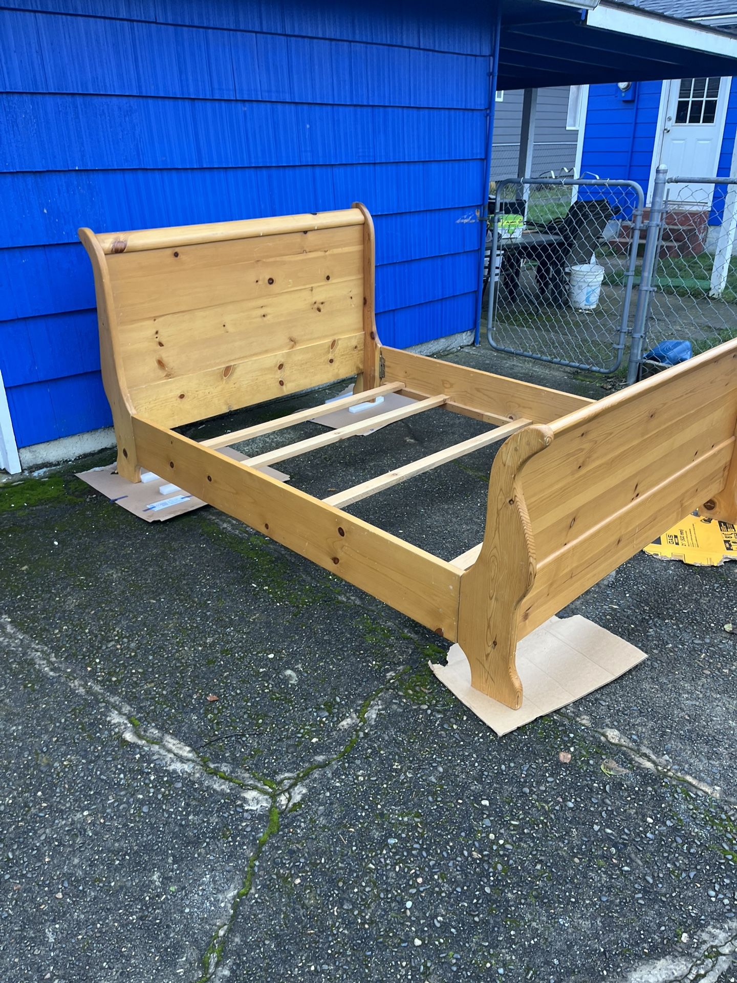 Queen Sleigh Bed Frame With 1 Nightstand 