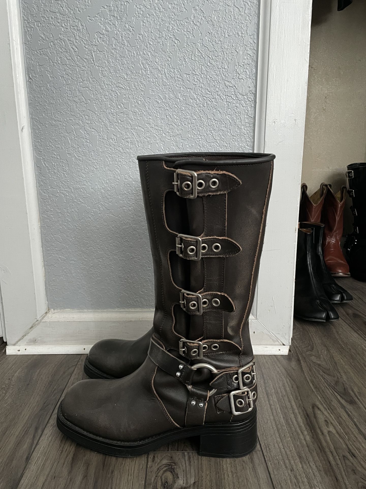 STEVE MADDEN ROCKY BROWN DISTRESSED BOOTS