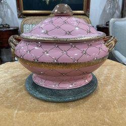 Beautiful Porcelain Tureen with Pink Glaze, Gold Trim & a Gilted Pattern🌷