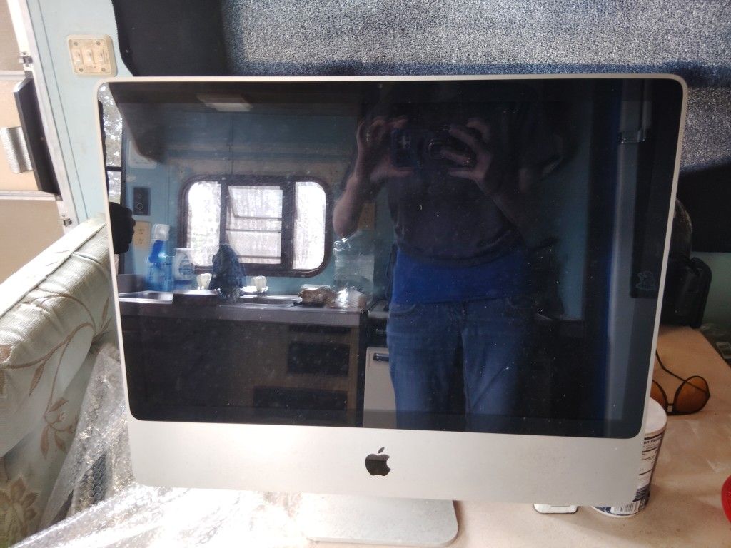 Apple iMac 24" (2007, A1225) – First Aluminum Model – Powers On – Collector / Repair / Parts