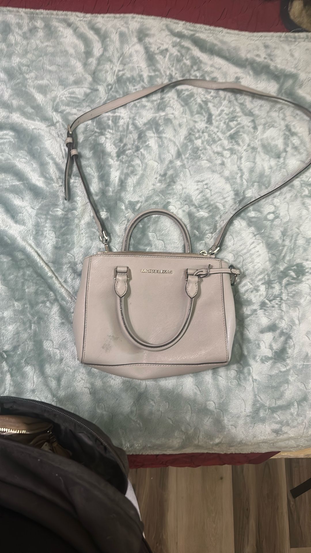 michael kors mefiana cruzada en buenas condiciones 