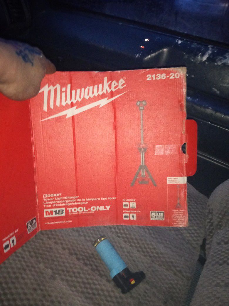 Milwaukee Rocket Job site Light 6000 Lumens