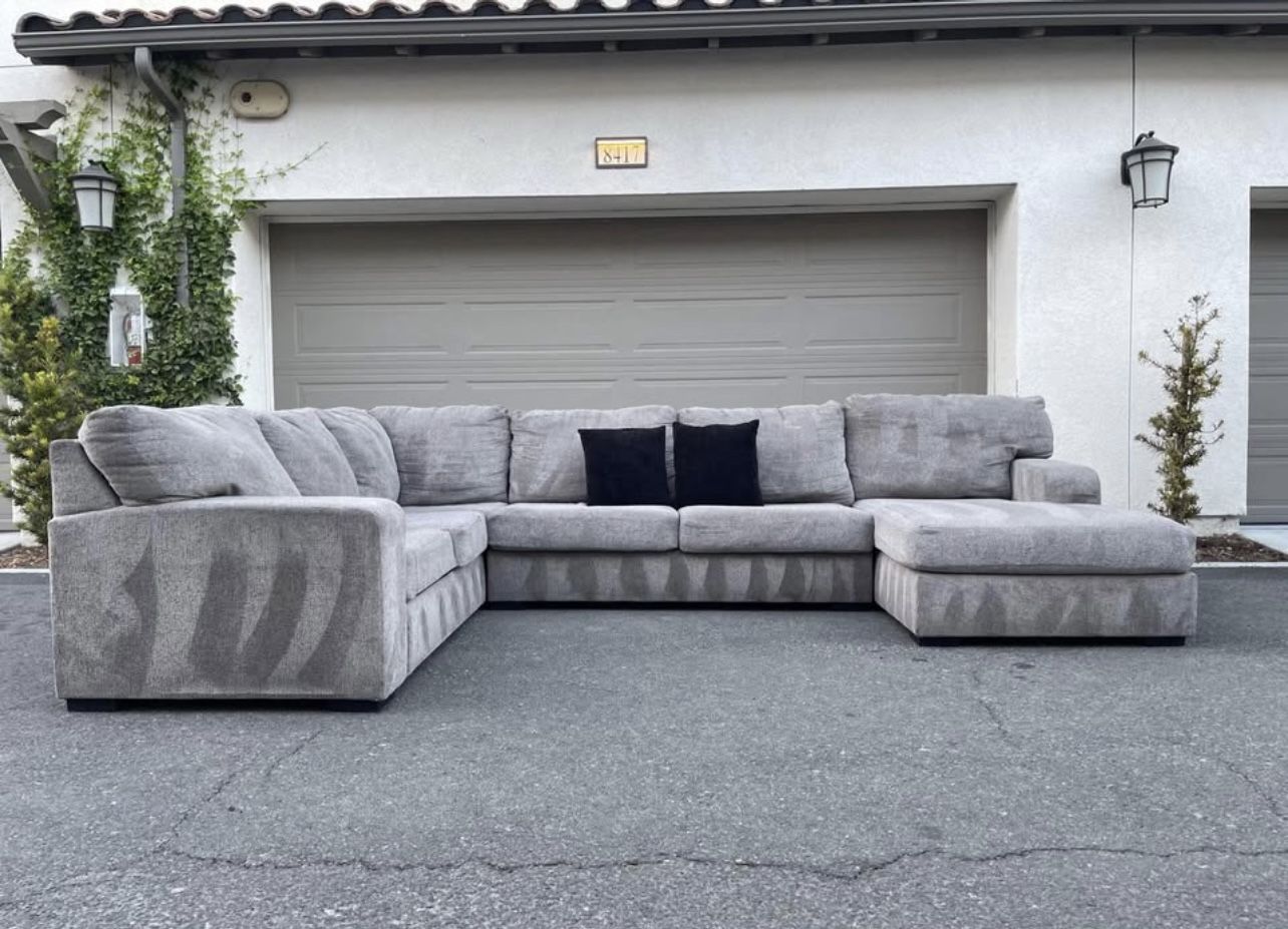 Huge Light Grey Sectional Couch Sofa From Ashley Furniture In Excellent Condition - FREE DELIVERY 🚛