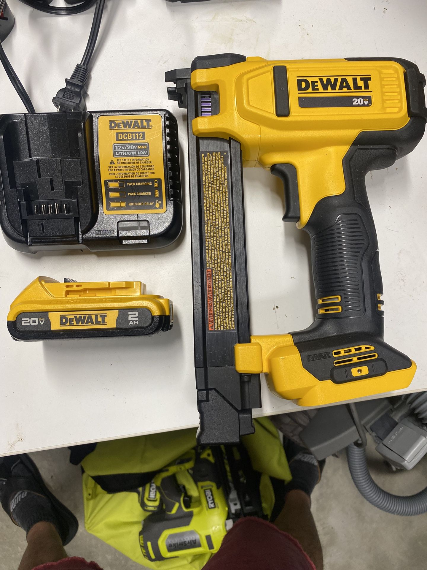 20v Dewalt 🟡 Cable gun with battery and charger