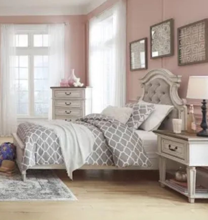 Realyn Distressed Wood finished Twin Bed