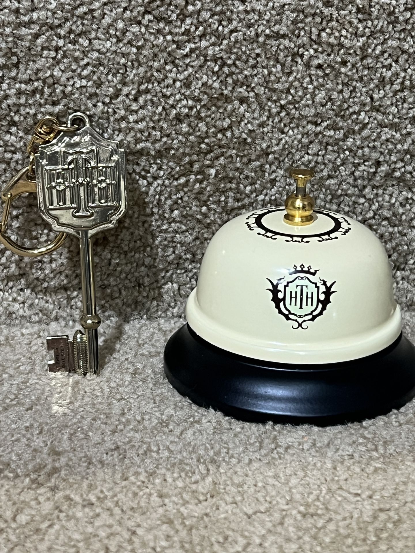 Disney Park Tower Of Terror Hotel Keychain & Bell Hollywood Studio Twilight Zone