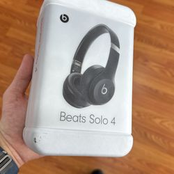 Beats Solo 4 Brand New 