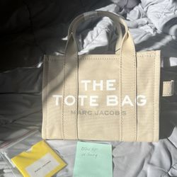 Marc Jacob’s The Tote Bag Beige Small