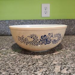 PYREX Bowls And Pie Pan $10