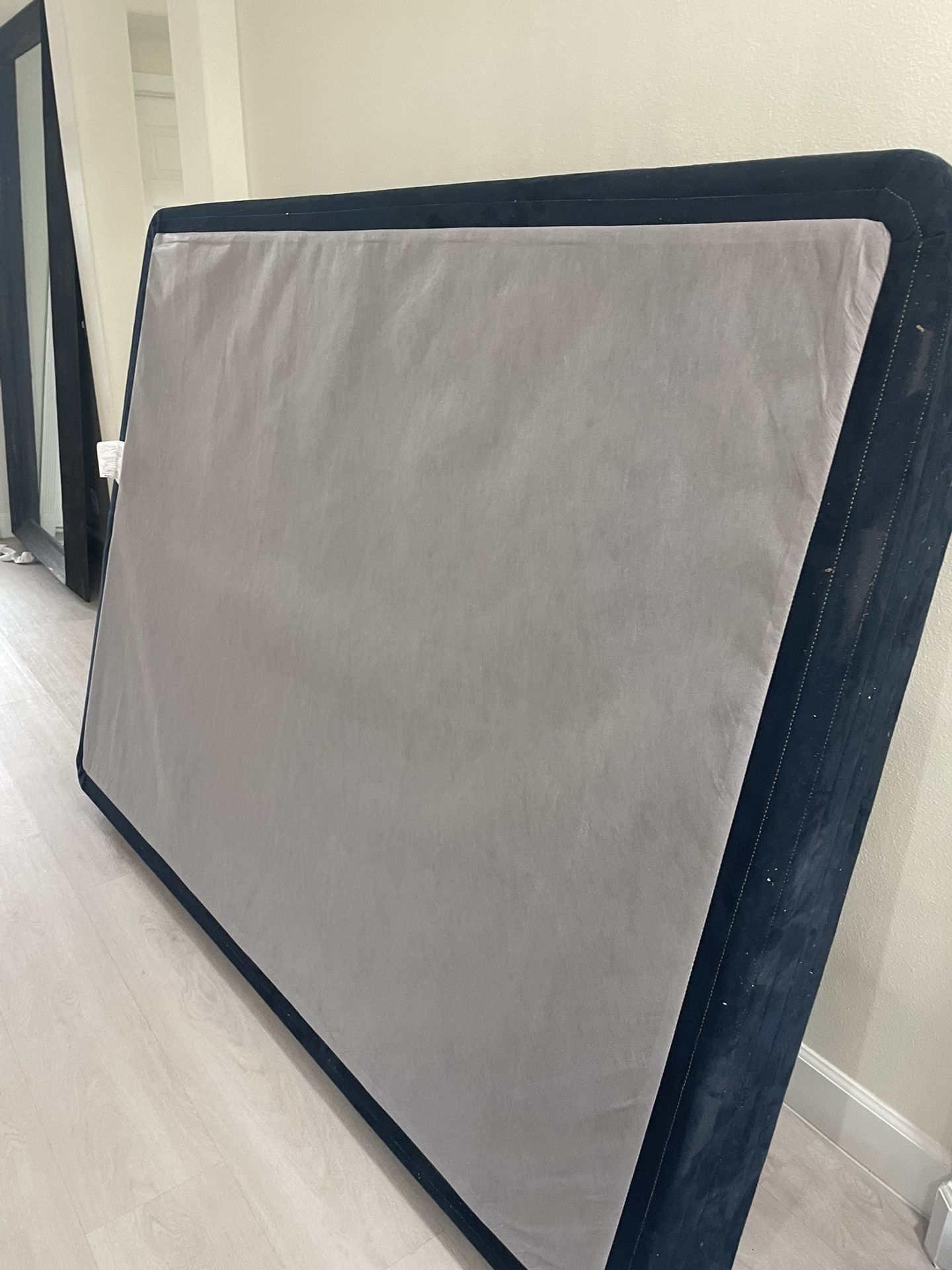 FREEEEEE Queen Box Spring
