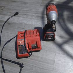 TALADRO  CON BATERIA  Y CARGADOR 