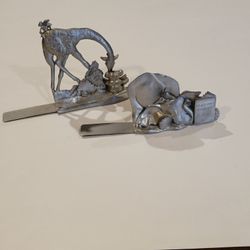 Vintage @1993 Seagull Pewter Canada Signed Childrens Bookends Giraffe & 
Elephant.
Pre-owned, great shape, please see the photos. Lenght 7-8. Height f