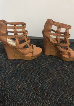 Tan wedges in Very good conditions. Size 7.5