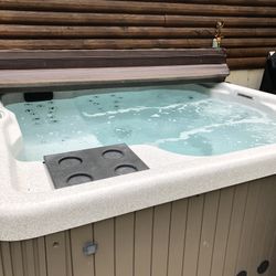 2008 6 PERSON GALAXY HUT TUB