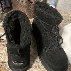 New Women Uggs Size 9