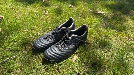 Mizuno professional turf Morelia neon size 10.5