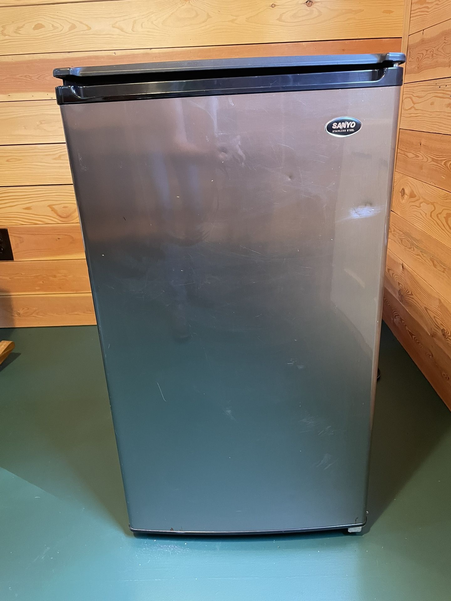 Compact Refrigerator 4.4 cubic foot