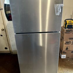 New 18.2 Cu Ft Amana Top-Freezer-Refrigerator (Stainless Steel)