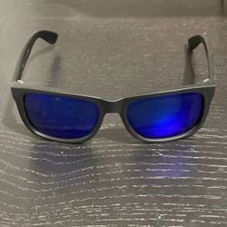 Ray-Ban Justin RB4165 Sunglasses - Rubber Black Frame with Blue Mirror Lenses Model: RB4165 Justin Color Code: 622/55 Size: 54-16-145 (Lens width 54mm