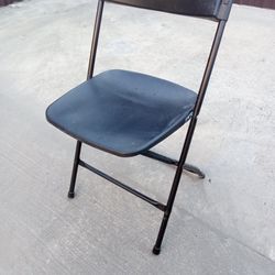 10 PARTY CHAIRS 1 ROUND TABLE