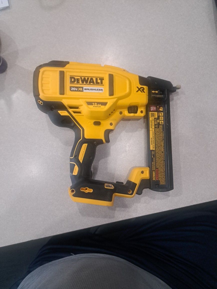 Dewalt 20v BRUSHLESS 18GA Stapler