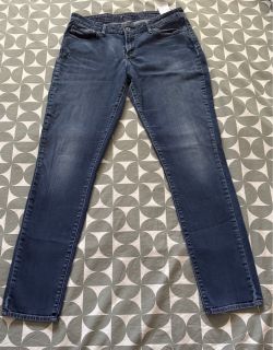 Levi's dark blue skinny jeans, size 31