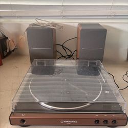 Audio technical turntable + Speakers and vinyls