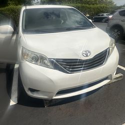 2011 Toyota Sienna  ! Very Good Condition