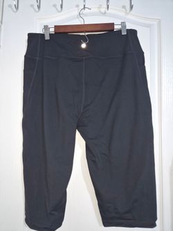 Black Capri Athletic Leggings with Pockets
