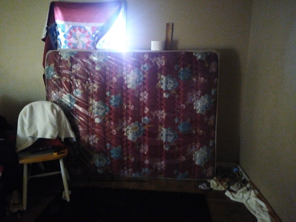 Queen Size Mattresss With railing And box spring