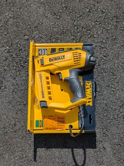 DEWALT 5-in-1 Multi-Tacker and Brad Nailer – New