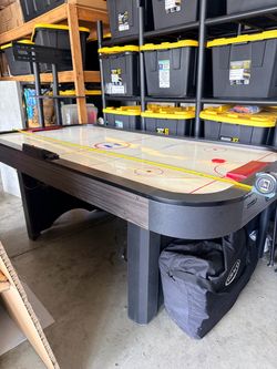 Air hockey table