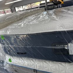 TWIN SIZE STEARNS & FOSTER STUDIO MATTRESS & BOX SPRING BED SET