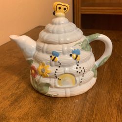 Vintage Honey Bee Ceramic Teapot.         Mint